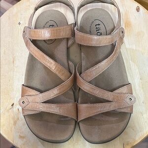 Taos Footwear Women's Brown Strappy Sandals